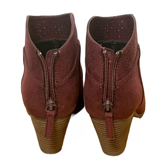NWT Violet & Red Jackson Lazer Cut Topline Faux Suede Bootie in Burgundy Size 7M - Picture 8 of 16